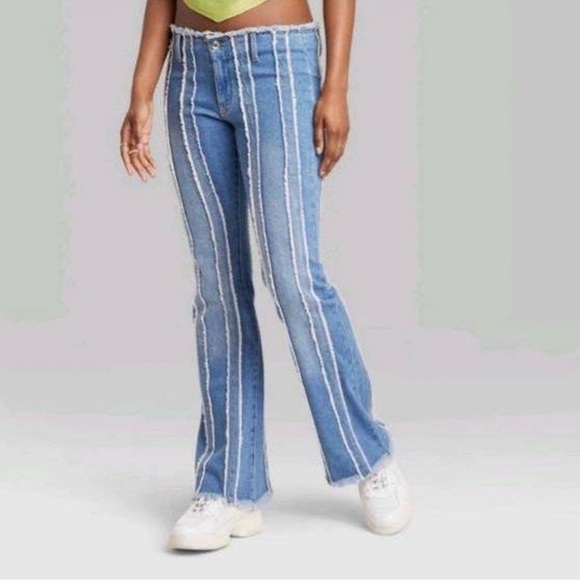 Wild Fable Women's Low-Rise Flare Jeans Raw Seam Size 16 Blue Boho Hippie Denim - Picture 2 of 10